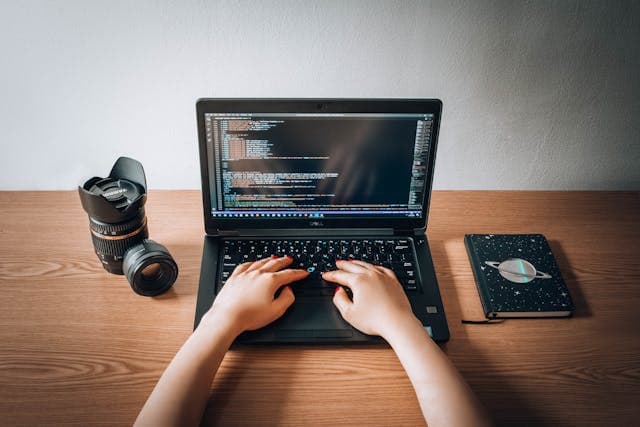 Mengapa Programmer Lebih Banyak Laki-Laki Daripada Perempuan? Analisis Data, Sejarah, dan Solusi 2025
